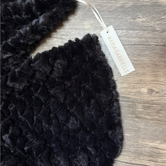 Mari Gabrielle Black Faux Fur Jacket - Picture 2 of 11